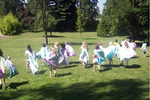 picture of kids racing down a lawn